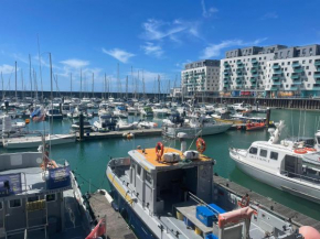 Free parking * THREE BEDROOM HOUSE SLEEP 6* Brighton Marina* Stunning View